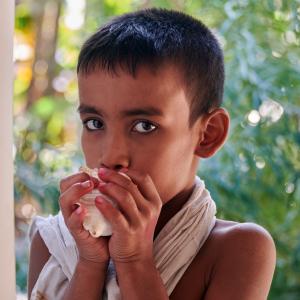 Jeune moine soufflant dans une conque, Sri Uttar Kamalabari satra [Majuli, Assam, Inde] - 2023 