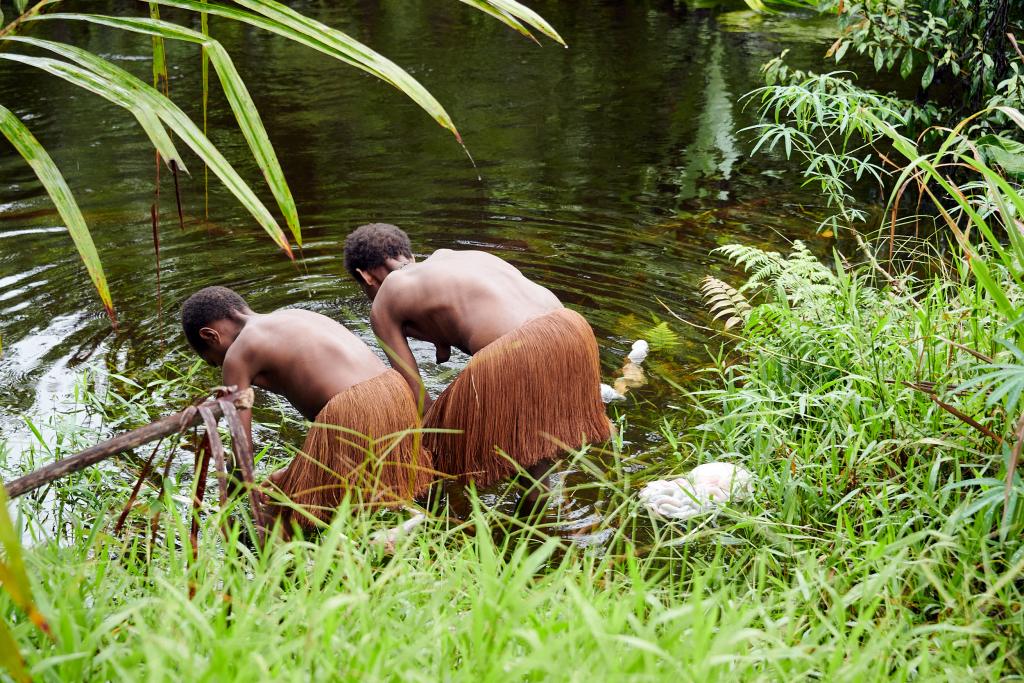 Lavage des entrailles du cochon, pays Korowaï [Papouasie indonésienne] - 2025