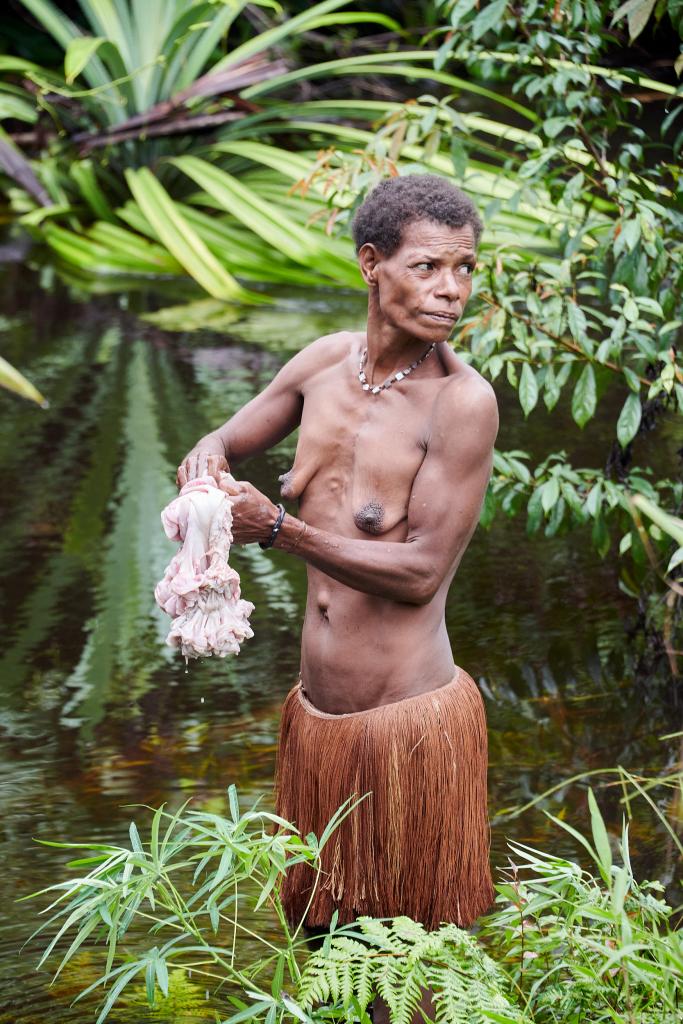 Lavage des entrailles du cochon, pays Korowaï [Papouasie indonésienne] - 2025