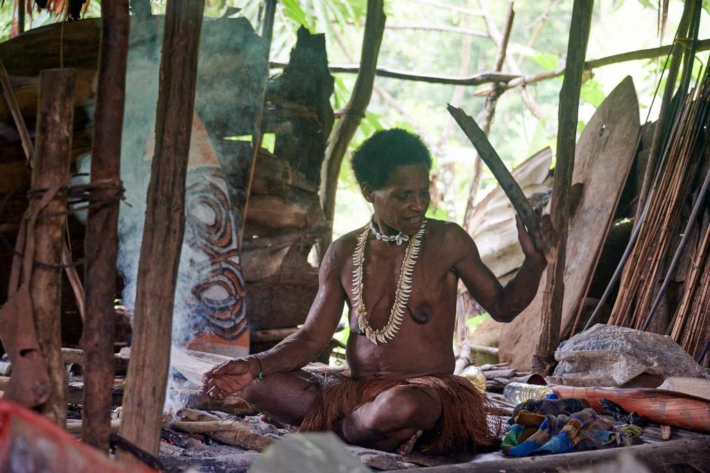 Cuisson des vers de sagoutier pays Korowaï [Papouasie indonésienne] - 2025 