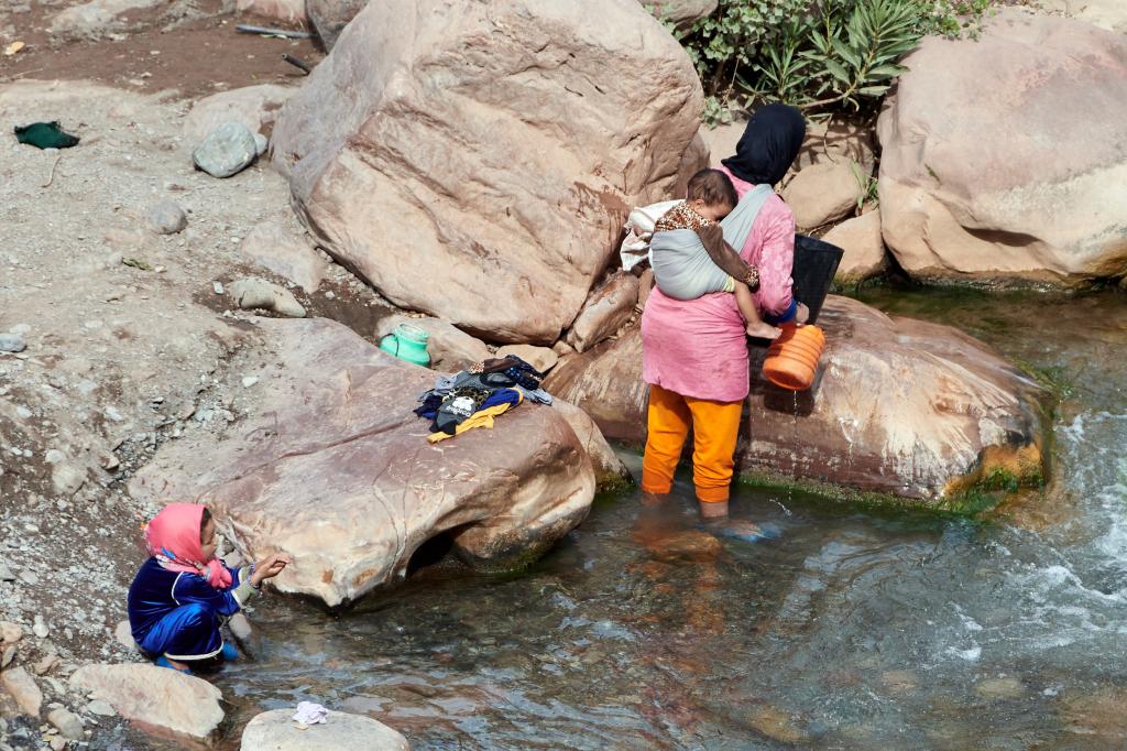 Lessive dans la Tessaout, en contrebas du village d'issfoula [Maroc] - 2023