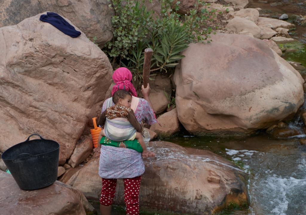 Lessive dans la Tessaout, en contrebas du village d'issfoula [Maroc] - 2023