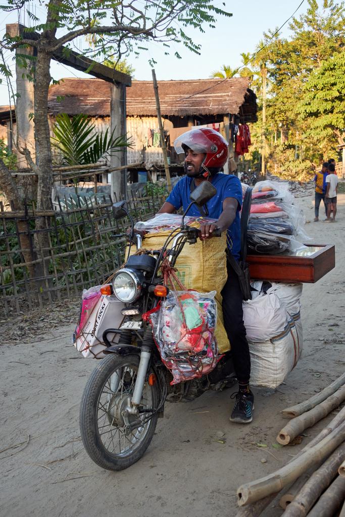 Vendeur ambulant, village de Sita Darchuk [Majuli, Assam, Inde] - 2023