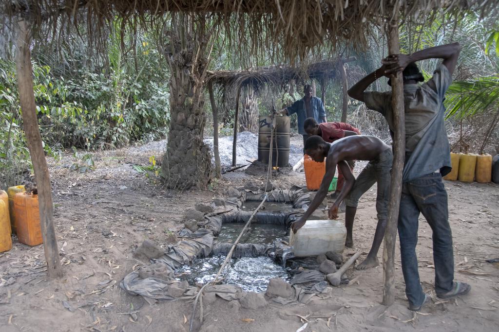 Bouilleurs de cru, Bopa [Bénin] - 2018