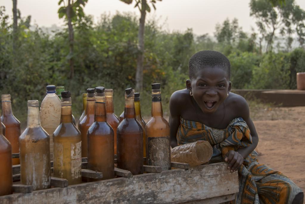 Vendeuse d'essence, Bopa [Bénin] - 2018.jpg