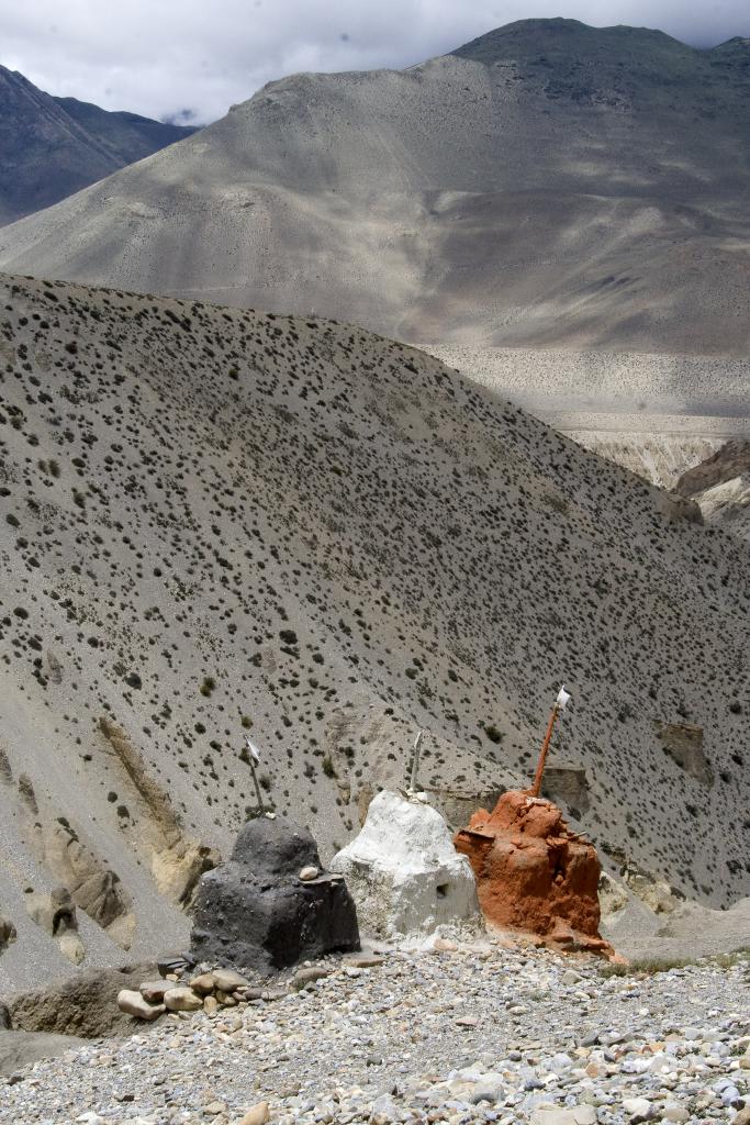 Trois chörtens au-dessus de Thangbe, Mustang [Népal] - 2008