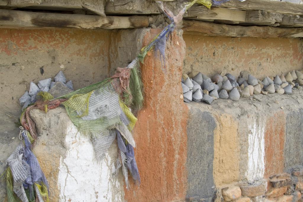 Sculptures votives (tsa tsa), Ghar Gompa, Mustang [Népal] - 2008