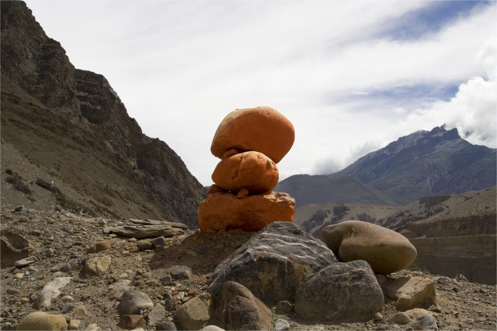 Cairn de pierres rouges, Mustang [Népal] - 2008