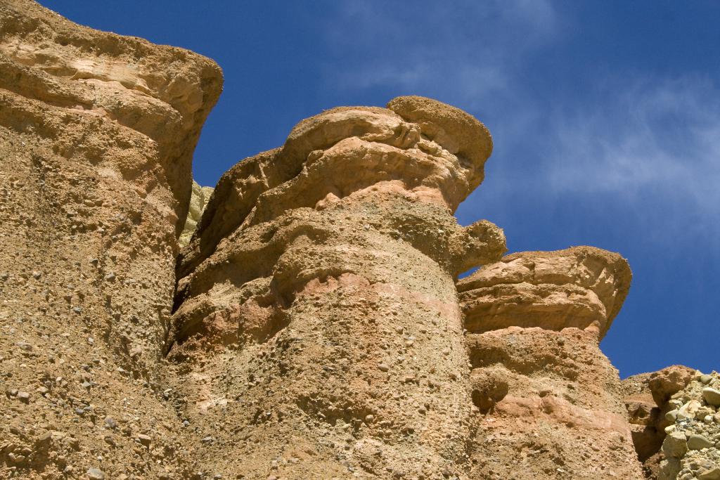 Falaises troglodytiques près de Thangbe, Mustang [Népal] - 2008