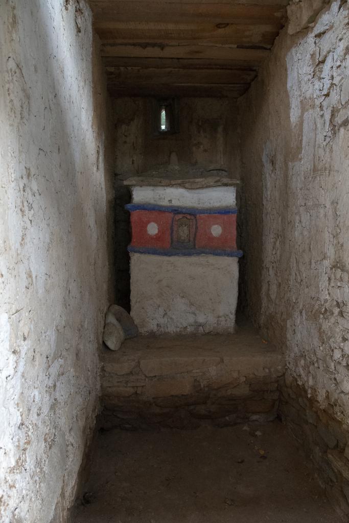 Vallée de Paro. Un chorten dans caché dans le mur d'enceinte