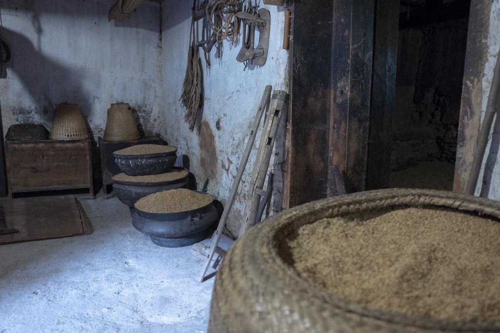 Vallée de Paro. Paniers à grains