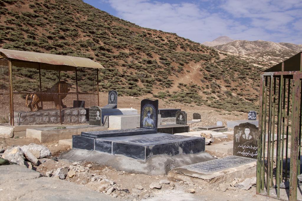 Cimetière, Monts Zagros, vallée de Kuhrang [Iran] - 2018