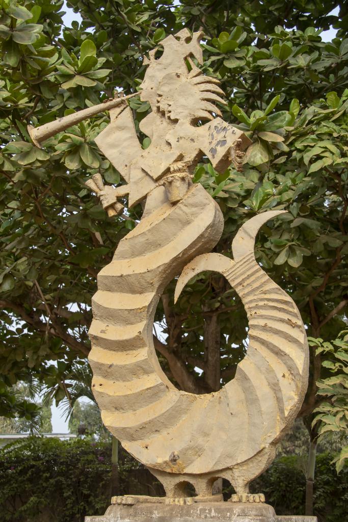 La Route des esclaves. sculpture érigée à l'endroit où se situait l'Arbre de vie Bénin]