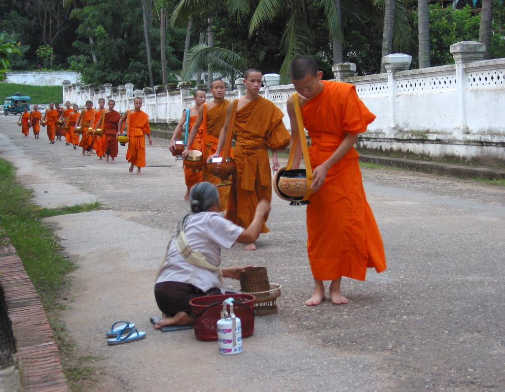 Bonzes mendiant leur riz quotidien, Luang Prabang [Laos] - 2002