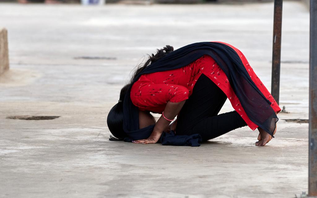 Temple Joranda [Orissa, Inde] - Des fidèles viennent également prier avec les moines