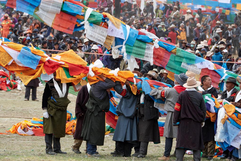 L'épreuve est rude : des centaines de drapeaux de prières alourdissent le mât