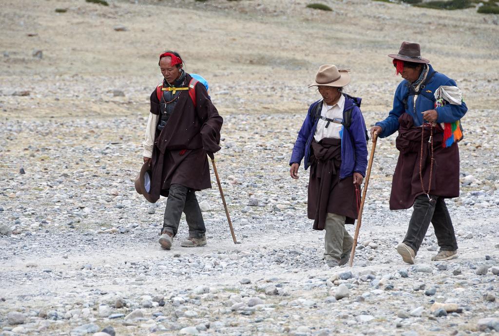 Compagnons de route : tous égrènent le chapelet et marmonnent un mantra