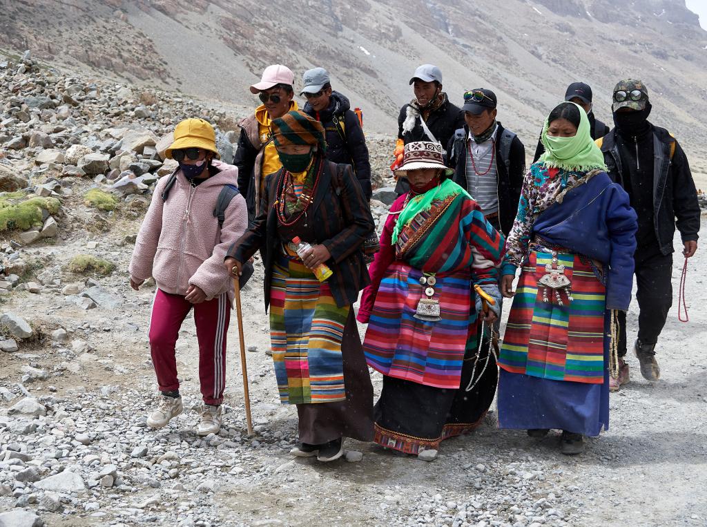 Compagnons de route : tous égrènent le chapelet et marmonnent un mantra