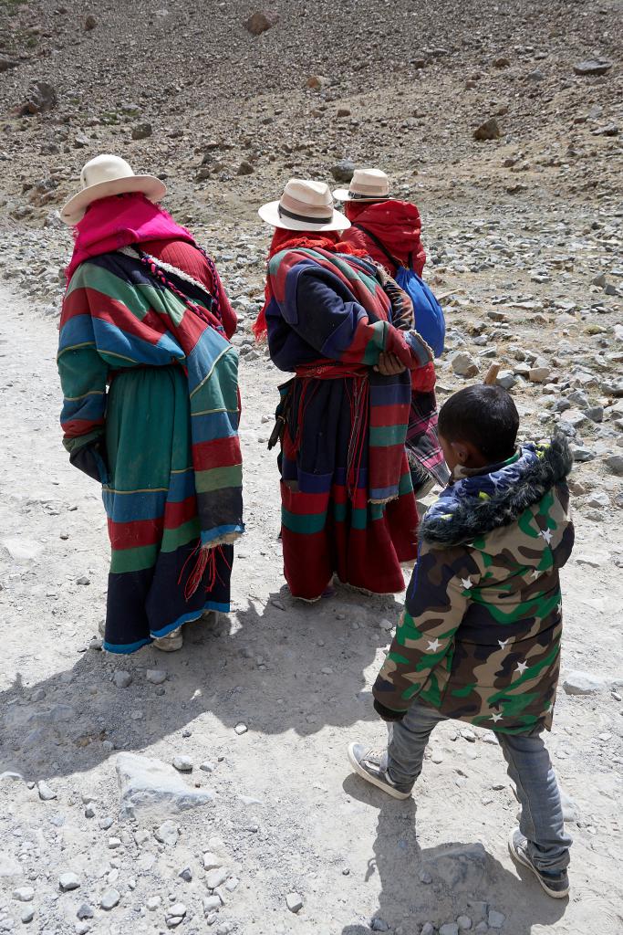 Compagnons de route : tous égrènent le chapelet et marmonnent un mantra
