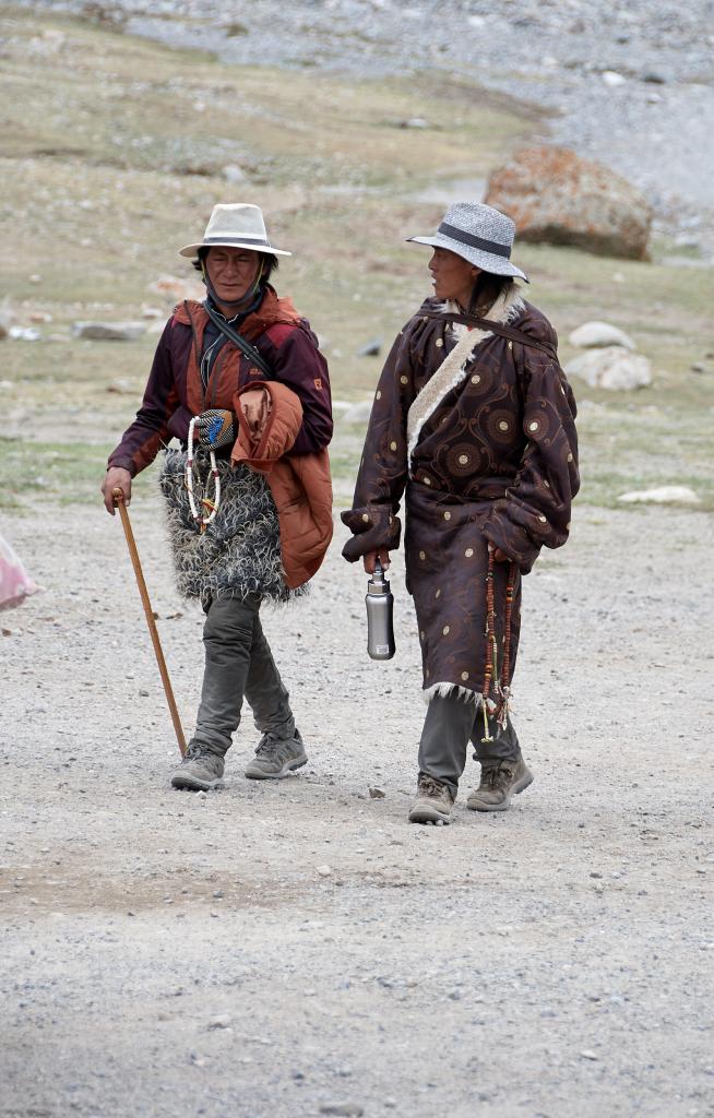 Compagnons de route : tous égrènent le chapelet et marmonnent un mantra