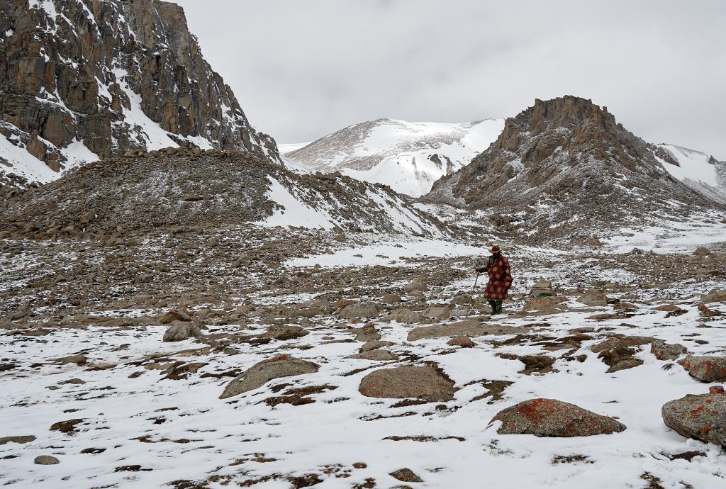 Descente du col sous la neige et la glace
