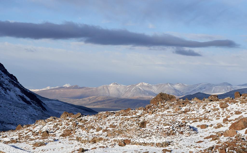 Descente du col sous la neige et la glace