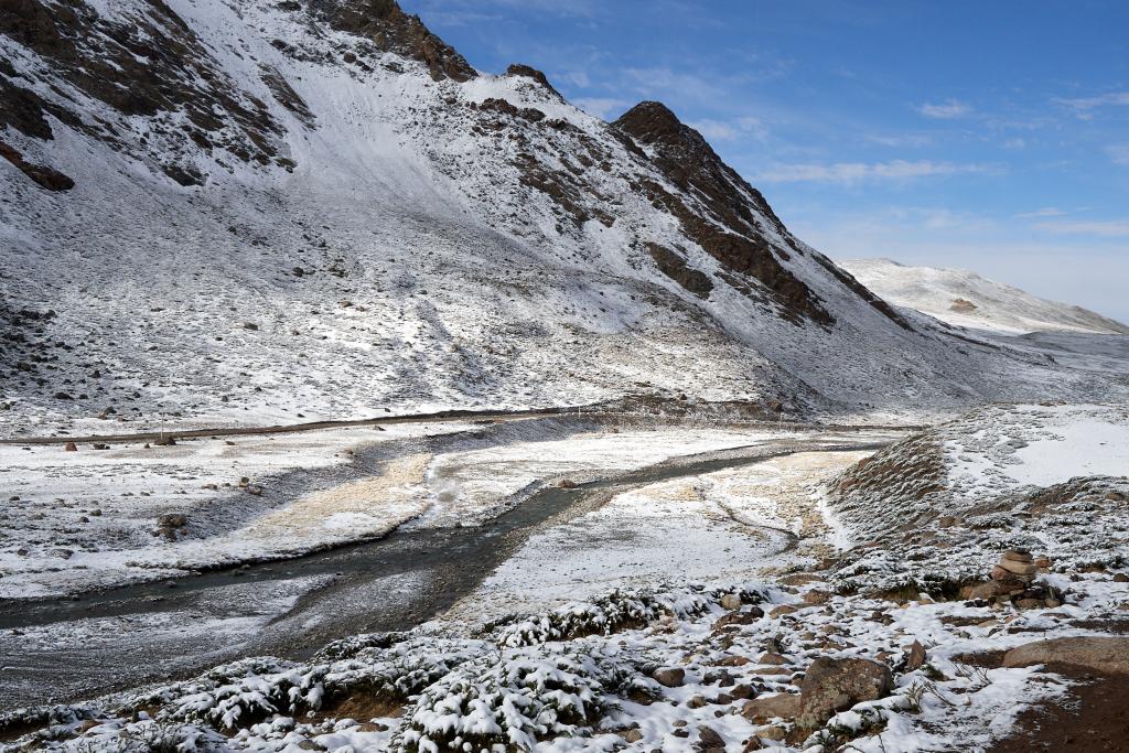Descente du col sous la neige et la glace