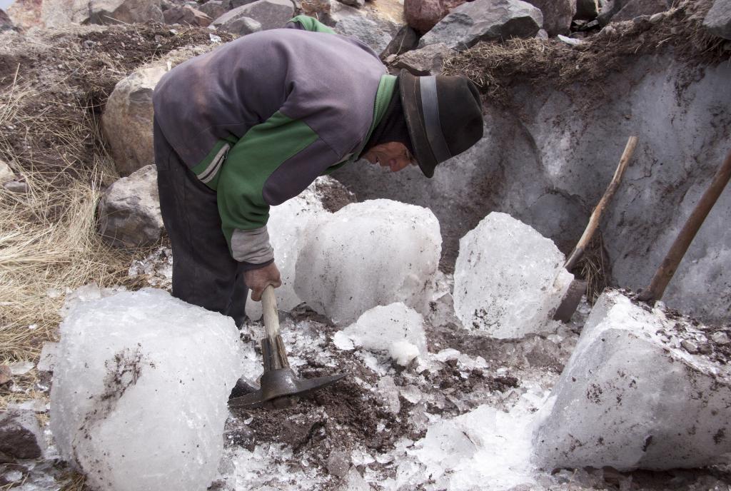 Quelques pierres, prises dans la glace, à enlever