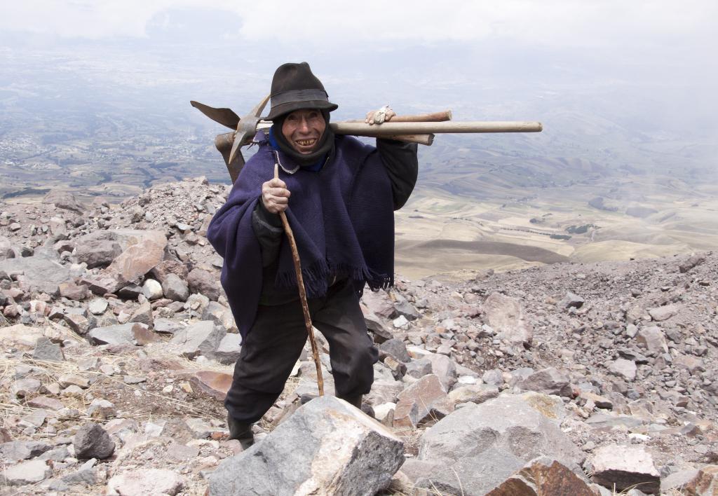 Baltazar a pris ses outils qu'il cache toujours avant de redescendre derrière les rochers