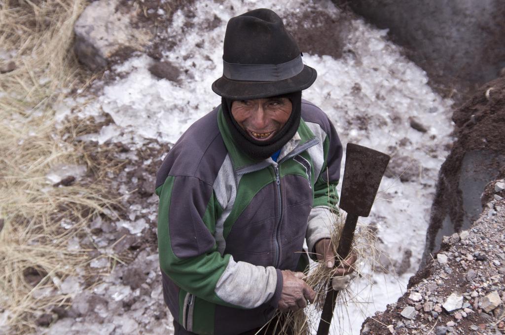 Tout un outillage pour faire céder la glace. A ce stade, les herbes serviront tout simplement de gants !