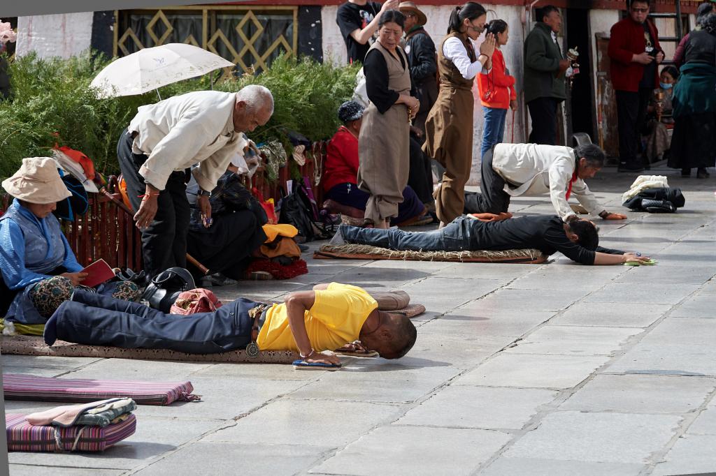 Devant le temple du Jokhang, Lhassa [Tibet] - 2019