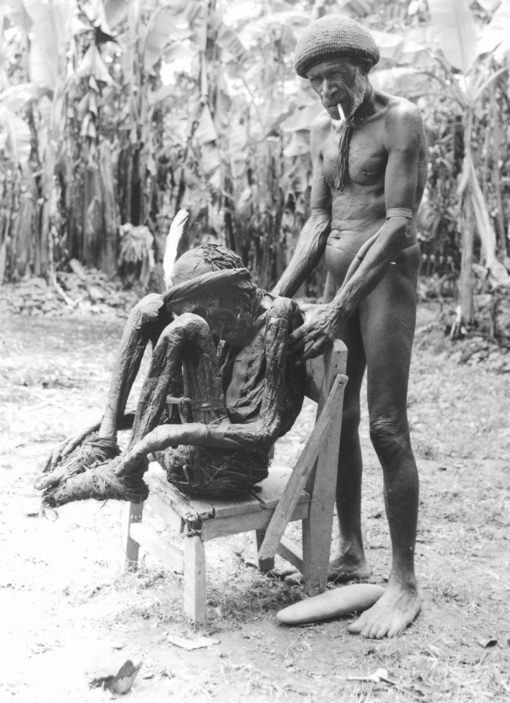 La momie du village Hombokoa, les Hautes Terres, Irian Jaya [Indonésie] - 1989