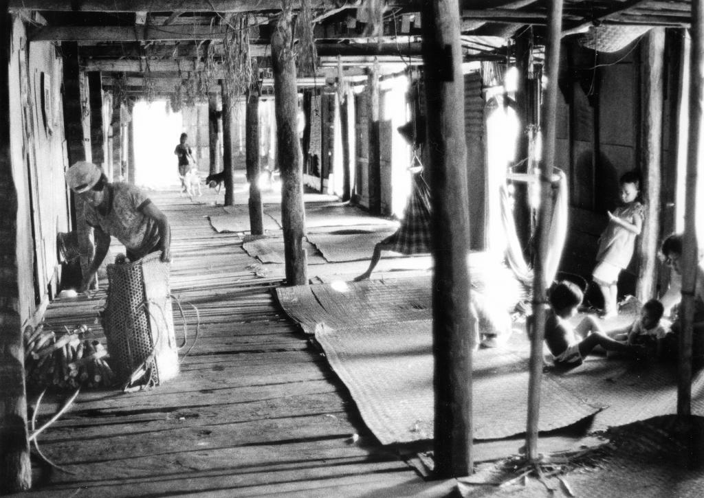 Maison longue dans l''état de Sarawak, Bornéo [Malaisie} - 1995