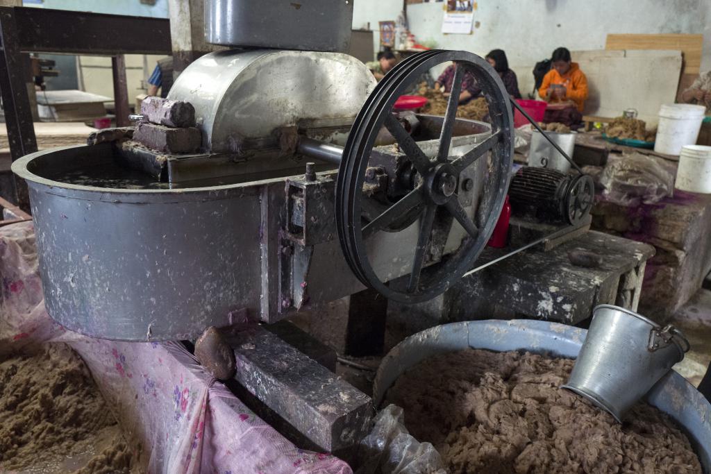 Une antique machine permet de malaxer la pâte