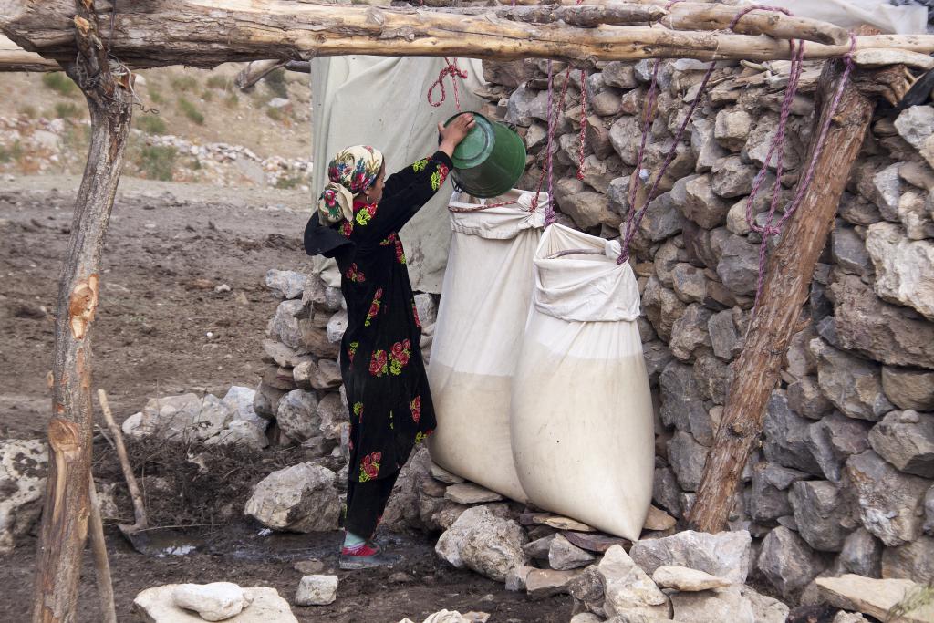 Préparation lait caillé, Monts Fanskye [Tadjikistan] - 2013