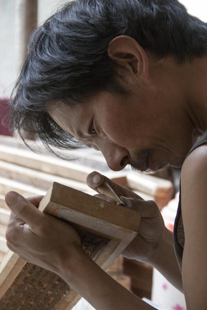 Graveur de plaques pour l'imprimerie de Dêge, Pays de Kham, ancien Grand Tibet [Chine] - 2014