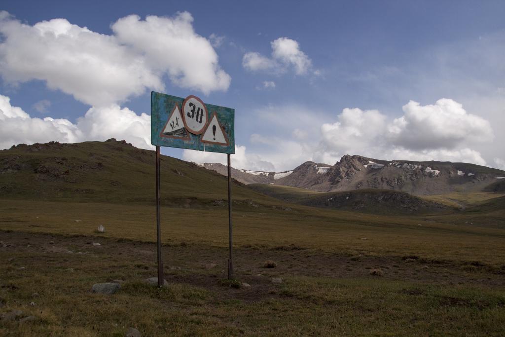 Panneaux routiers, façon kirghize [Kirghistan] - 2013