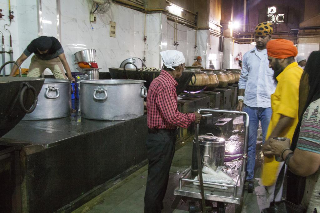 Cuisines, temple sikh Bangla Sahib [Delhi]