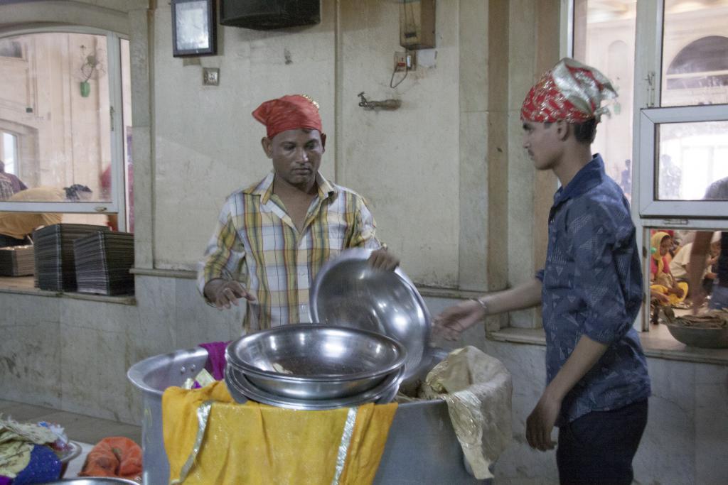 Cuisines, temple sikh Bangla Sahib [Delhi]