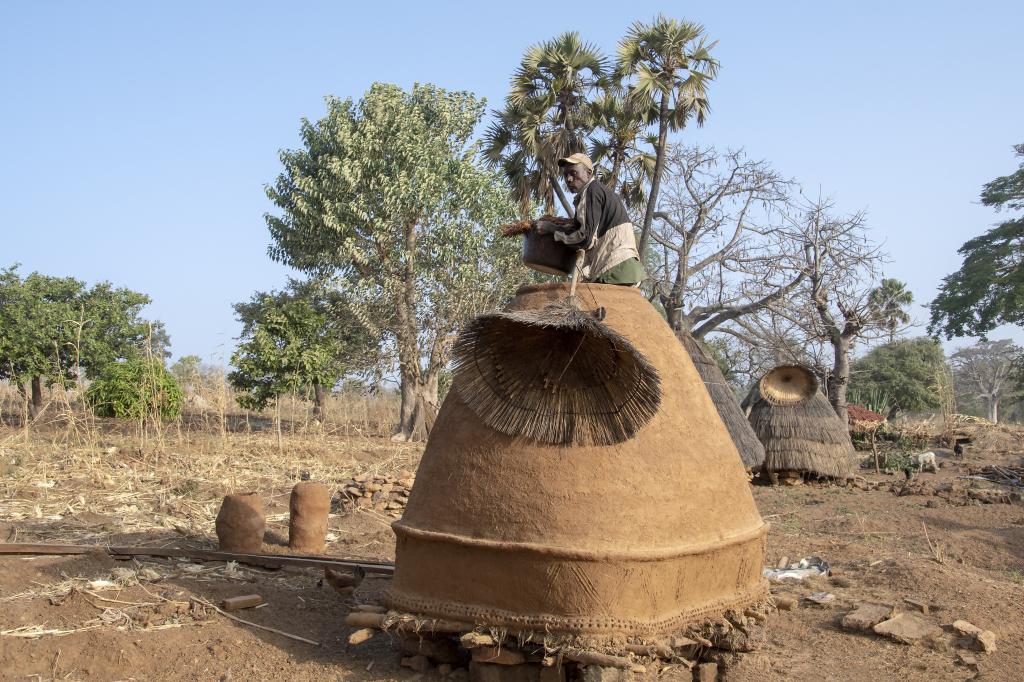 Remplissage d'un grenier, pays Otammari [Bénin] - 2018