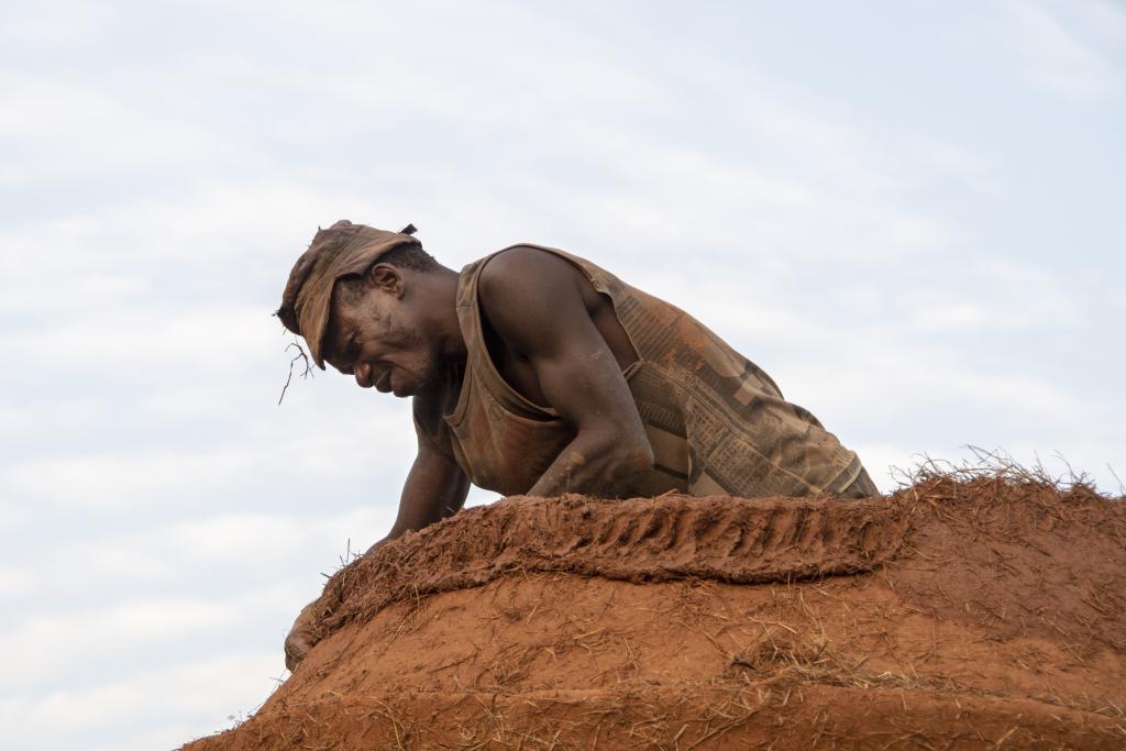 Construction d'un grenier, pays Otammari  [Bénin] - 2018