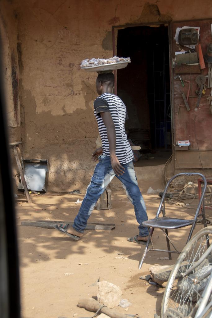 Vendeur de cacahuetes, Natitingou [Bénin] - 2018